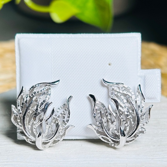 Vintage Crown Trifari Polished & Brushed Etched Fire Leaf Clip On Earrings - Picture 1 of 9